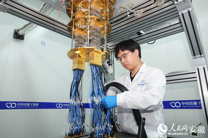 青春华章丨“量子大道”上的年轻人 王翰逸在工作。人民网记者 张俊摄