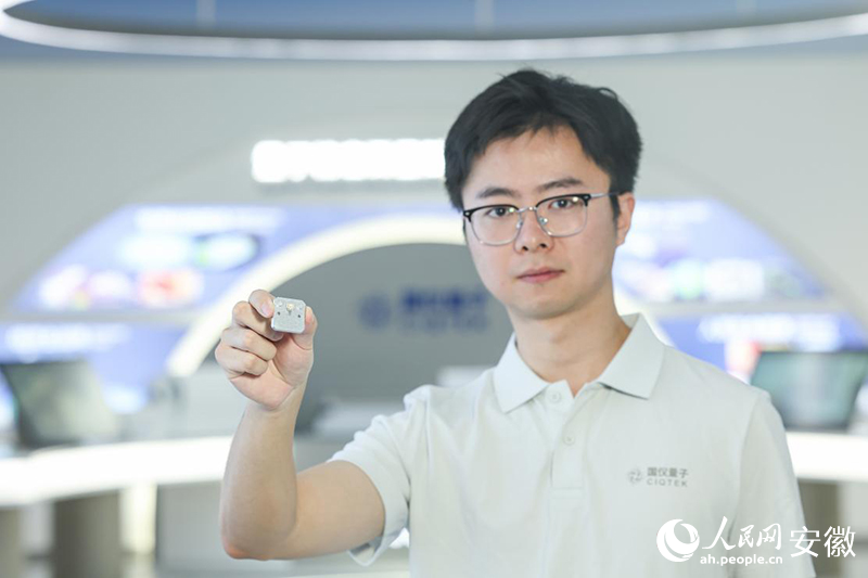 青春华章丨“量子大道”上的年轻人 王逸轩和他参与研发的产品。人民网记者 张俊摄