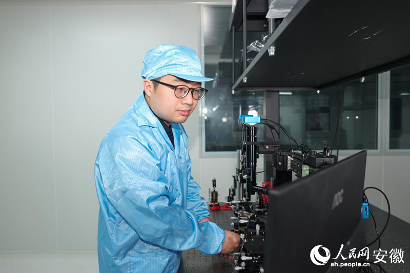 青春华章丨“量子大道”上的年轻人 黄溢智在实验室内。人民网记者 张俊摄