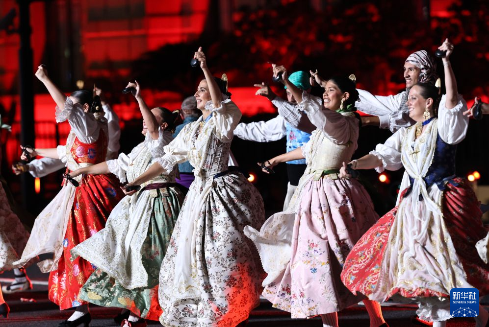 第37届上海旅游节大巡游点亮外滩