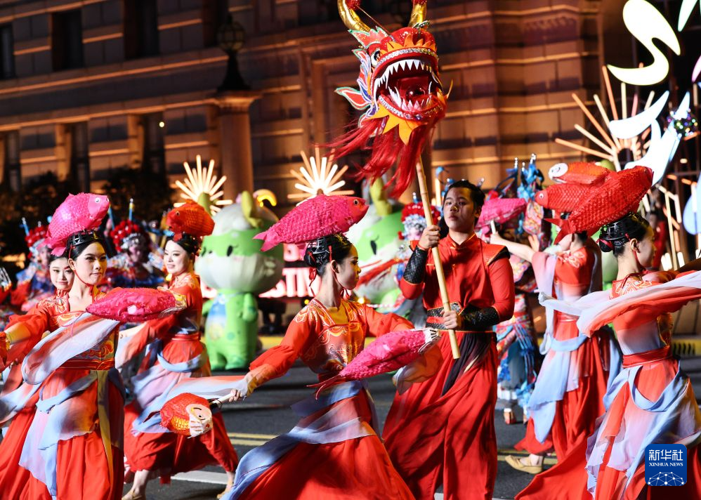 第37届上海旅游节大巡游点亮外滩