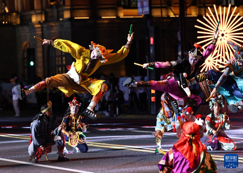 第37届上海旅游节大巡游点亮外滩