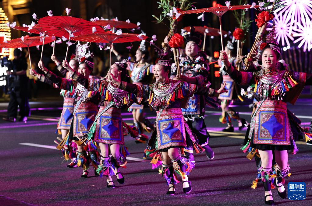 第37届上海旅游节大巡游点亮外滩