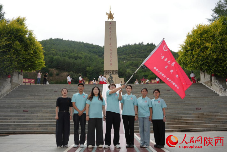 山东临沂大学音乐学院的研学团在中央红军长征胜利纪念碑前合影留念。人民网记者 李志强摄