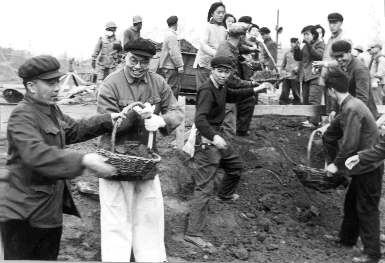 天天学习|从一封贺信读懂“先生向北”的故事 1959年5月,匡亚明校长参加理化楼建筑工地的劳动。