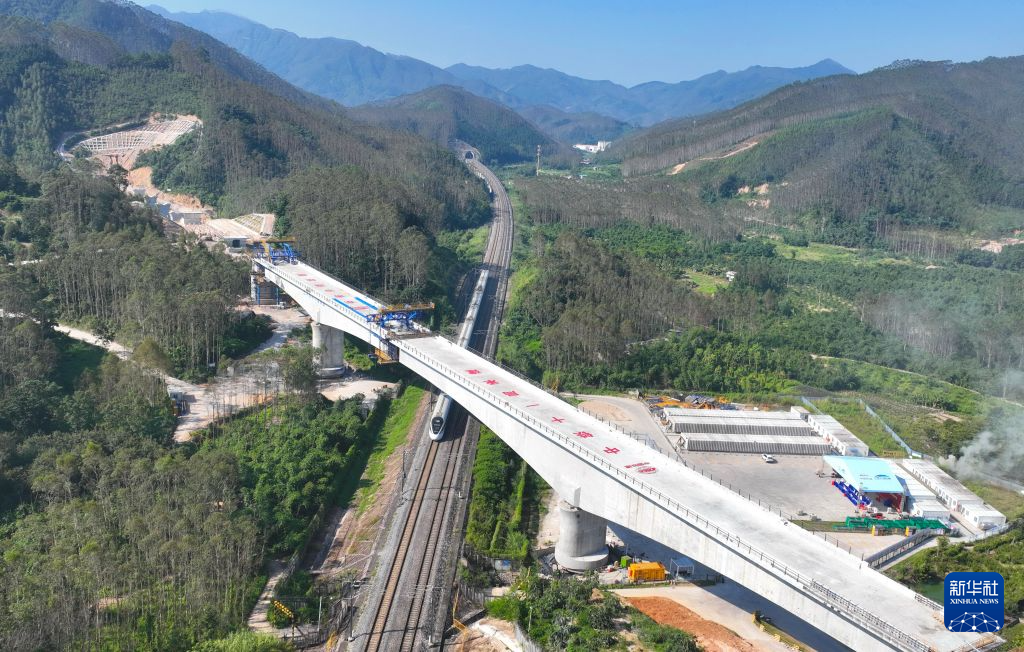 漳汕高铁首座跨铁路桥梁成功转体