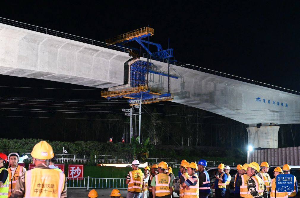 漳汕高铁首座跨铁路桥梁成功转体