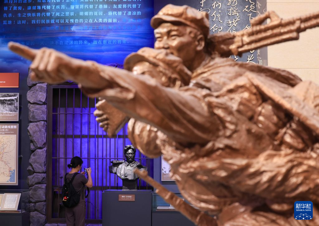 “伟大的远征——纪念中国工农红军长征胜利90周年主题展览”在京开幕