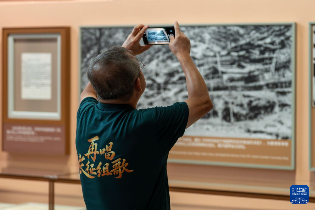 “伟大的远征——纪念中国工农红军长征胜利90周年主题展览”在京开幕