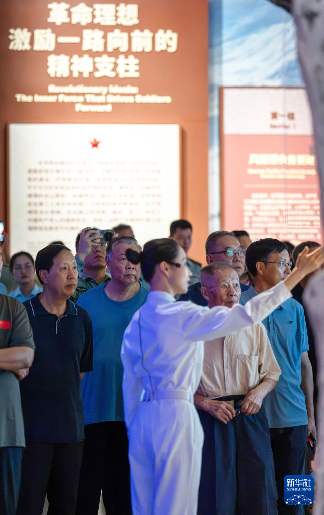 “伟大的远征——纪念中国工农红军长征胜利90周年主题展览”在京开幕