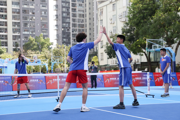 天天学习|邦尼街2911号的故事 2025年4月15日,在深圳市南山外国语学校(集团)高新中学,中美学生结对进行匹克球双打比赛。