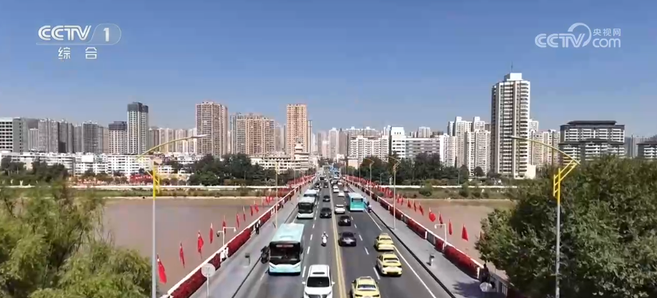 礼赞国庆一抹抹“中国红”铺满街头 处处洋溢喜庆祥和节日氛围