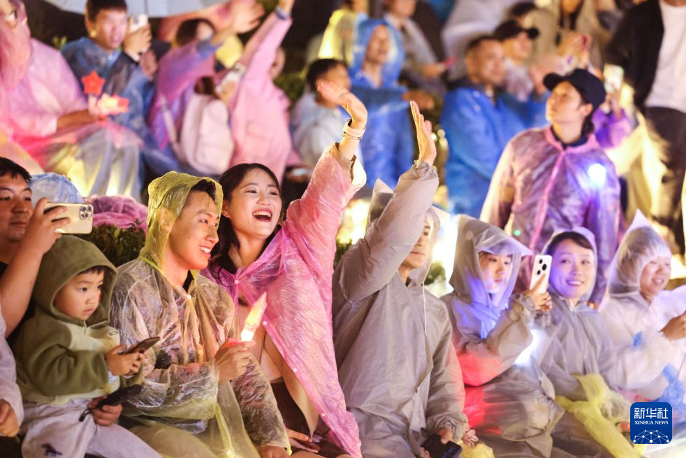 贵州“大地指纹”音乐会举行国庆专场演出