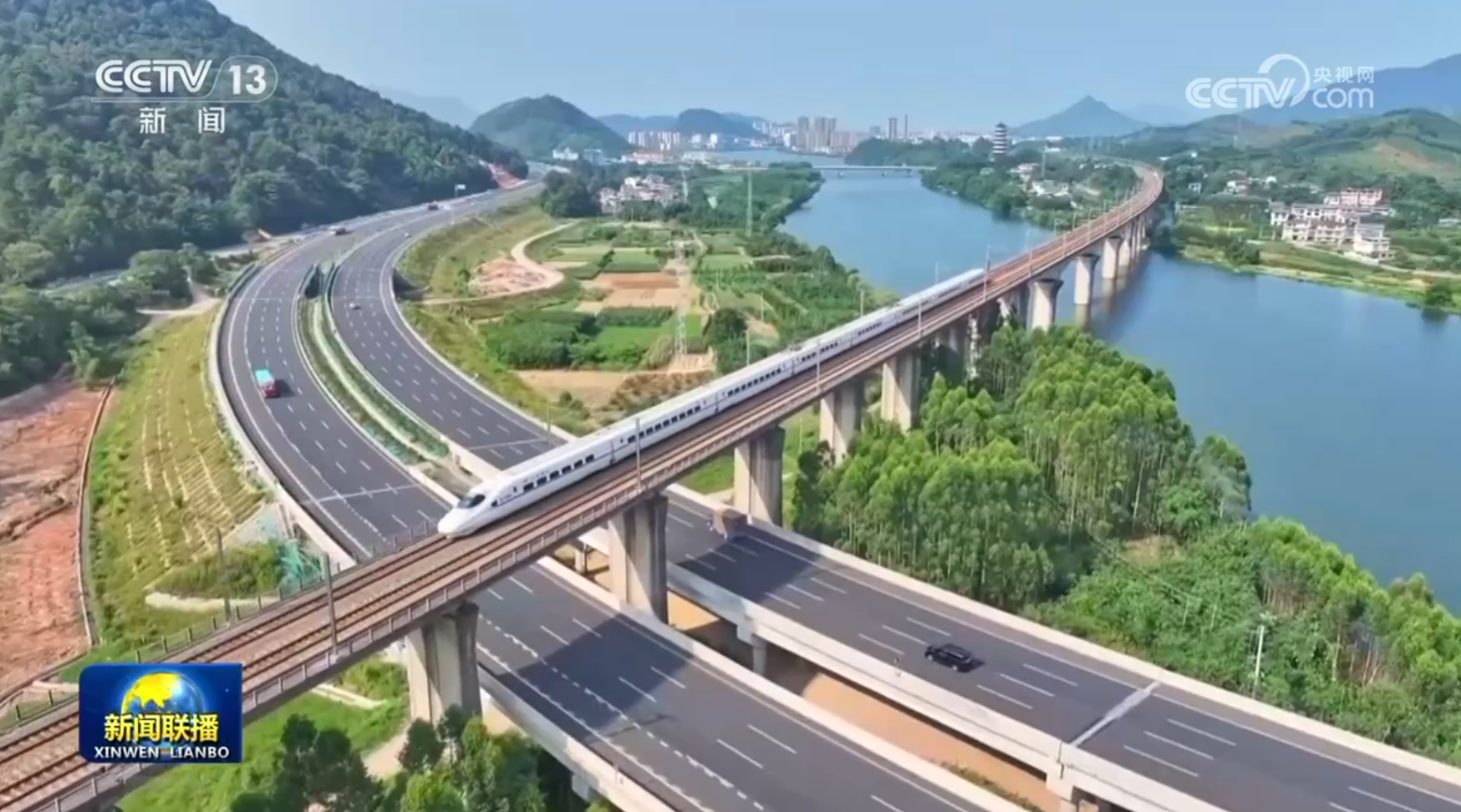 假期旅游线路升温 交通部门增加运力保障旅客出行