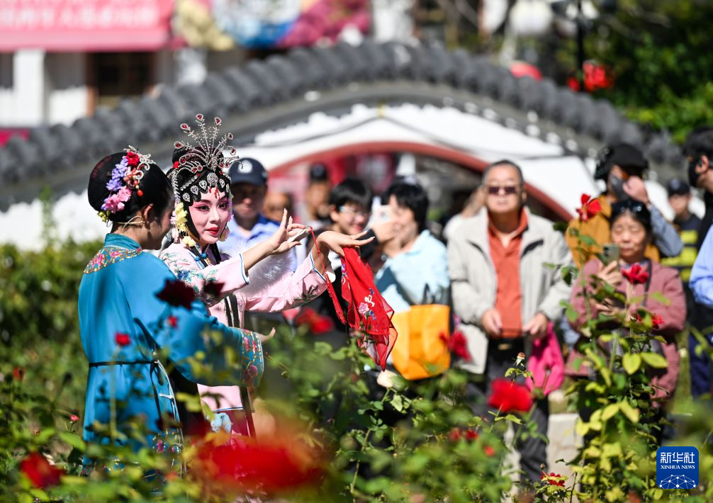 城市作舞台 众客入戏来