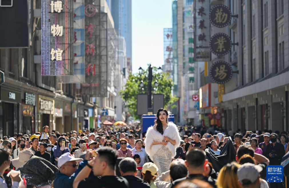城市作舞台 众客入戏来