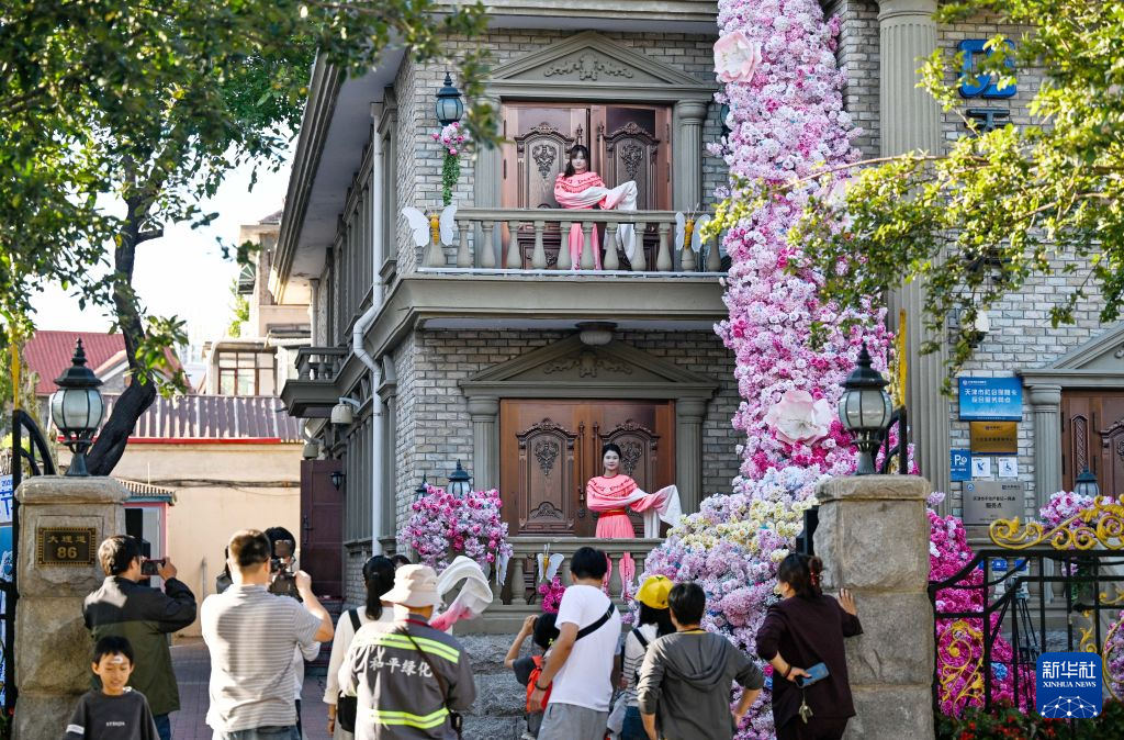 城市作舞台 众客入戏来