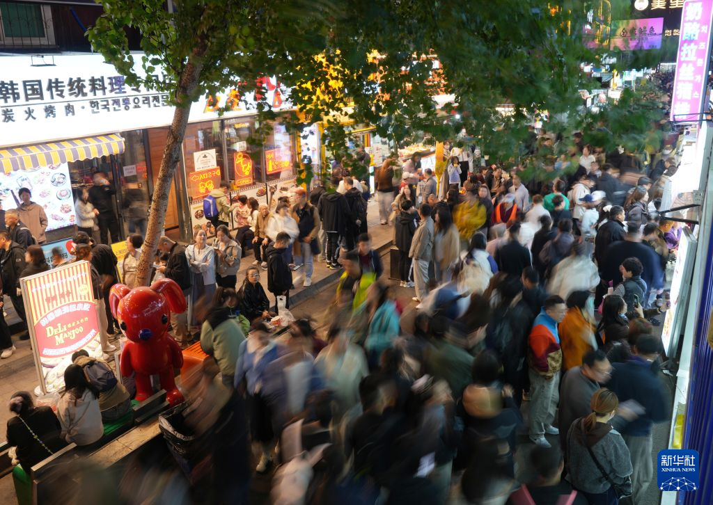 灯火映长假 夜游释放假期经济新潜力