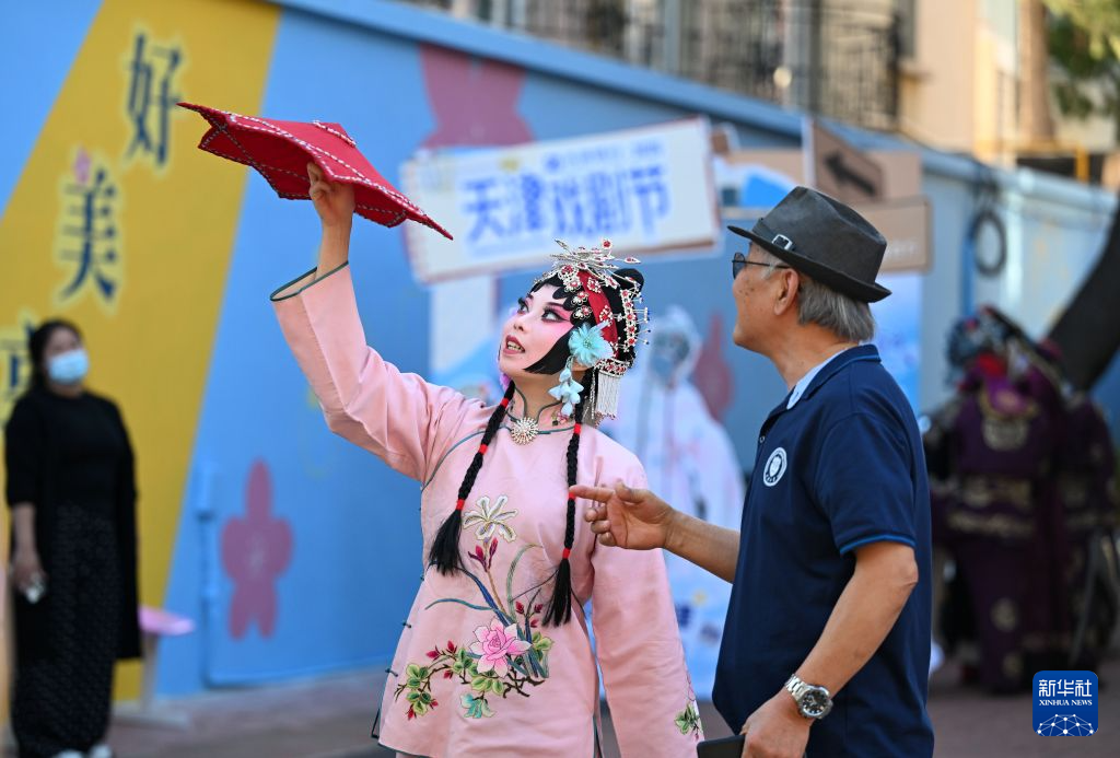 城市作舞台 众客入戏来