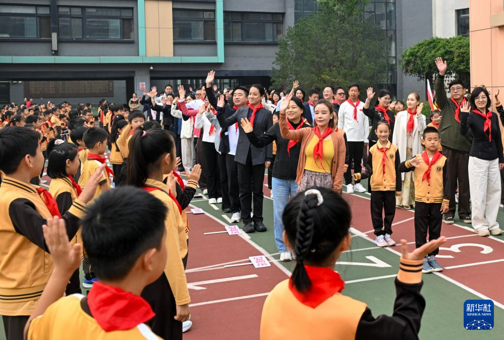 校外辅导员把社会 “教科书” 搬进课堂