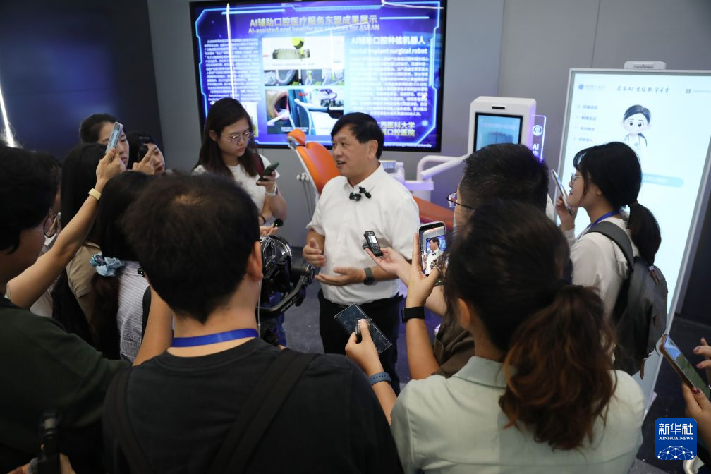 活力中国调研行丨走进中国—东盟国家人工智能应用合作中心