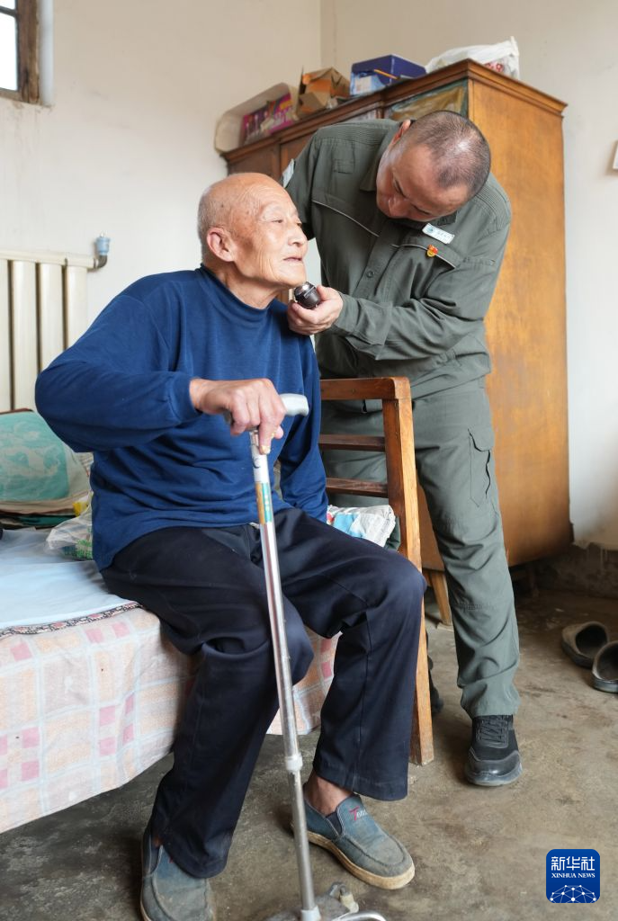 图片故事丨一句“我来管你们”让他守了21年