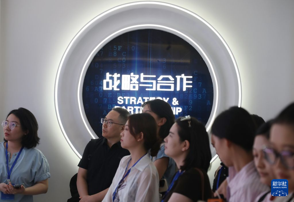 活力中国调研行丨走进中国—东盟国家人工智能应用合作中心