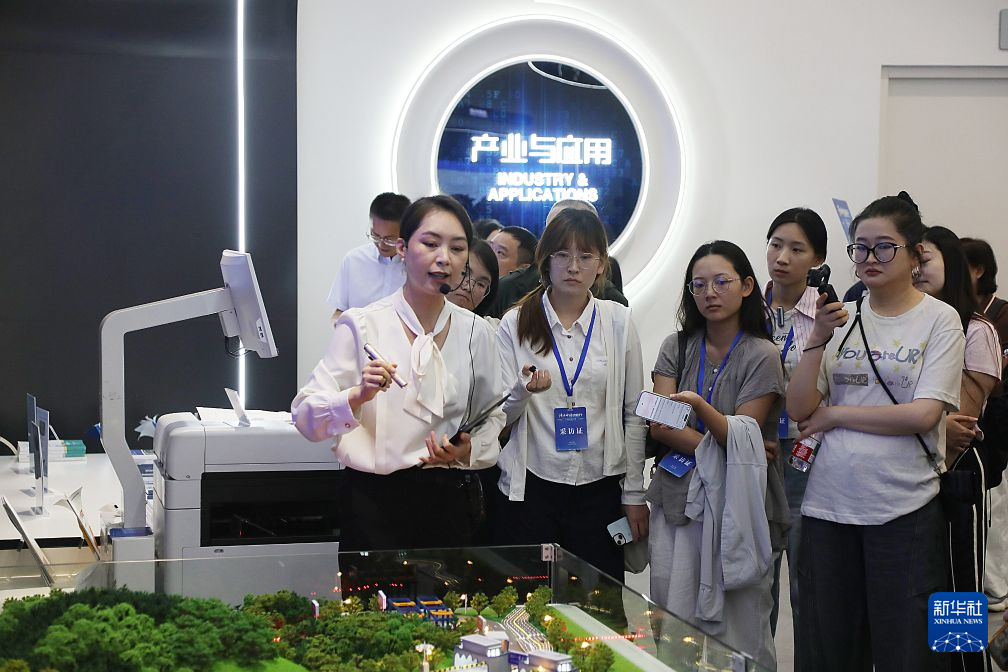 活力中国调研行丨走进中国—东盟国家人工智能应用合作中心
