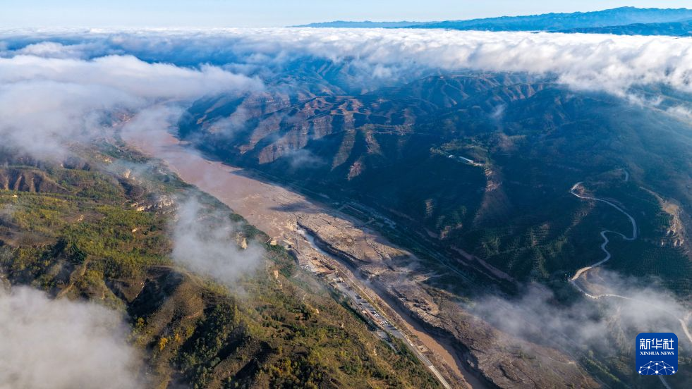 黄河壶口瀑布现云海景观