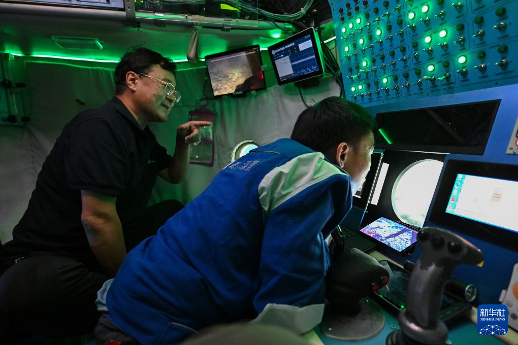 乘“蛟龙”入深海