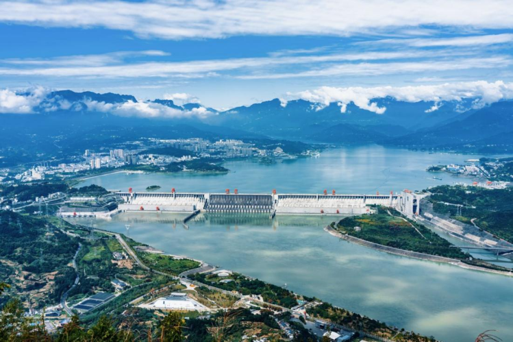 何以中国·当惊世界殊丨大江奔涌处,正是向新时