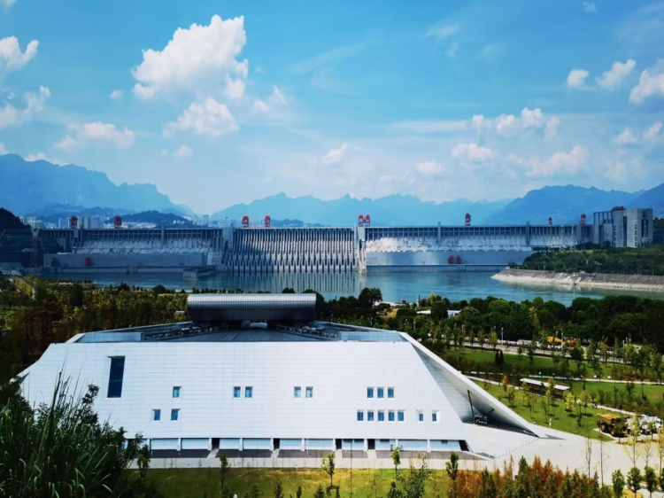 何以中国·当惊世界殊丨大江奔涌处,正是向新时