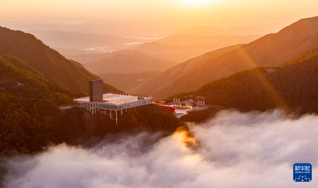 诗词忆长征丨六盘山上高峰,红旗漫卷西风