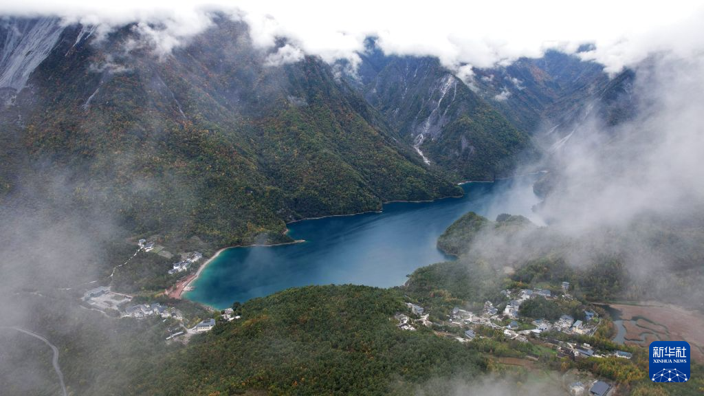 美丽中国丨甘肃文县天池:层林染秋 湖山相映