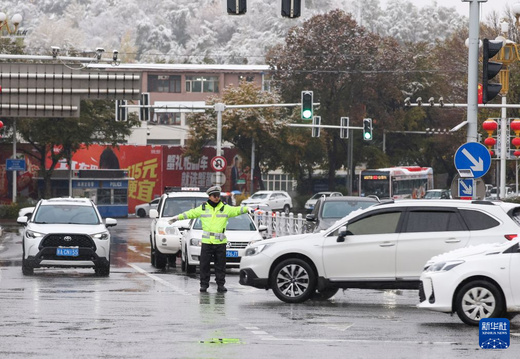 新疆:降雪降温来袭 全力保障民生