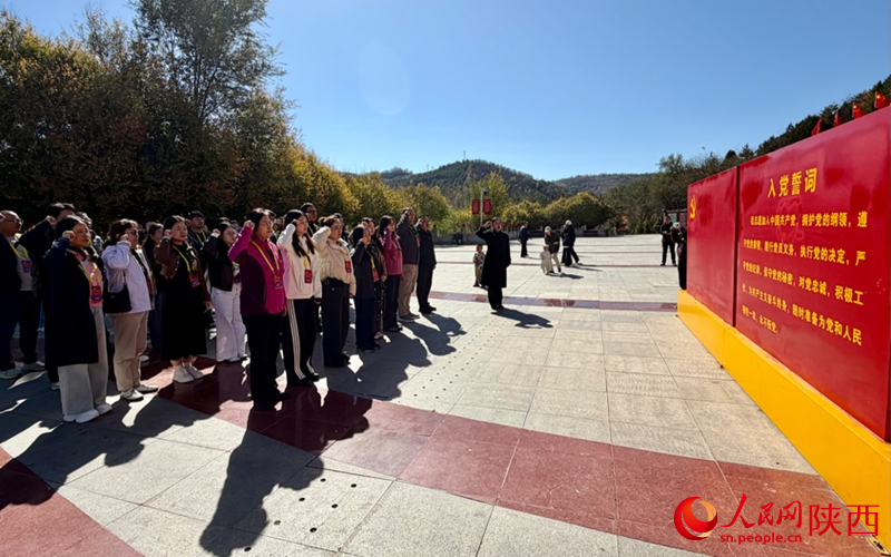 红星照耀中国丨这处红色地标何以让人心向往之? 党员在中央红军长征胜利纪念园内重温入党誓词。人民网记者 邹星摄