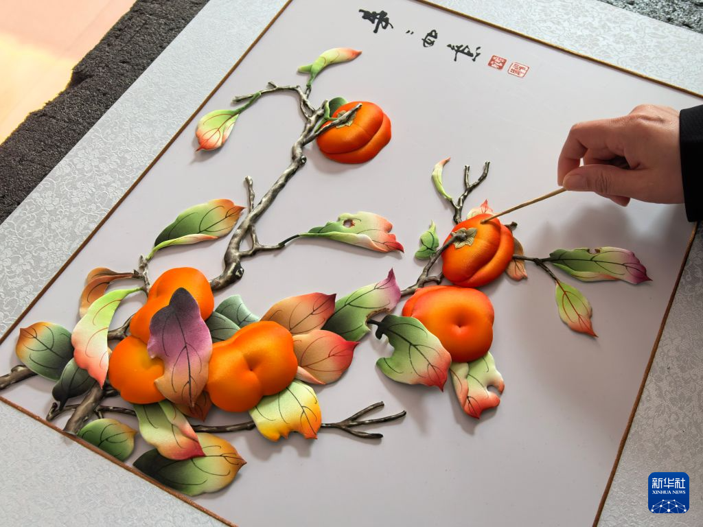 布糊画:丝料堆彩显匠心