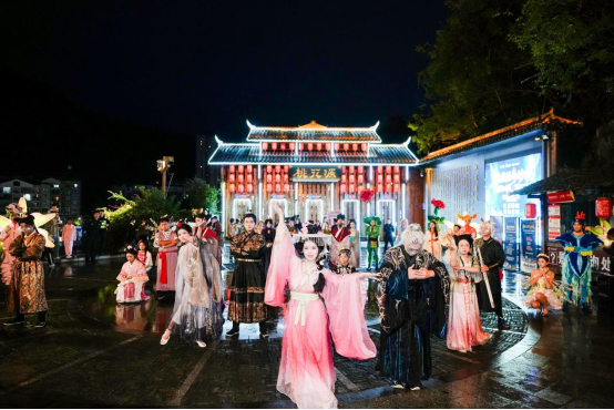 重庆文旅新叙事:主城依然稳,小城何以“上大分” 重庆文旅新叙事:主城依然稳,小城何以“上大分”
