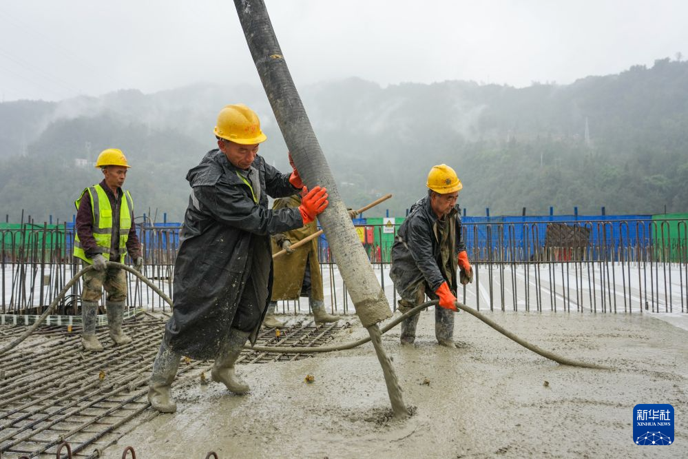 西渝高铁樊哙站2号六线特大桥顺利合龙