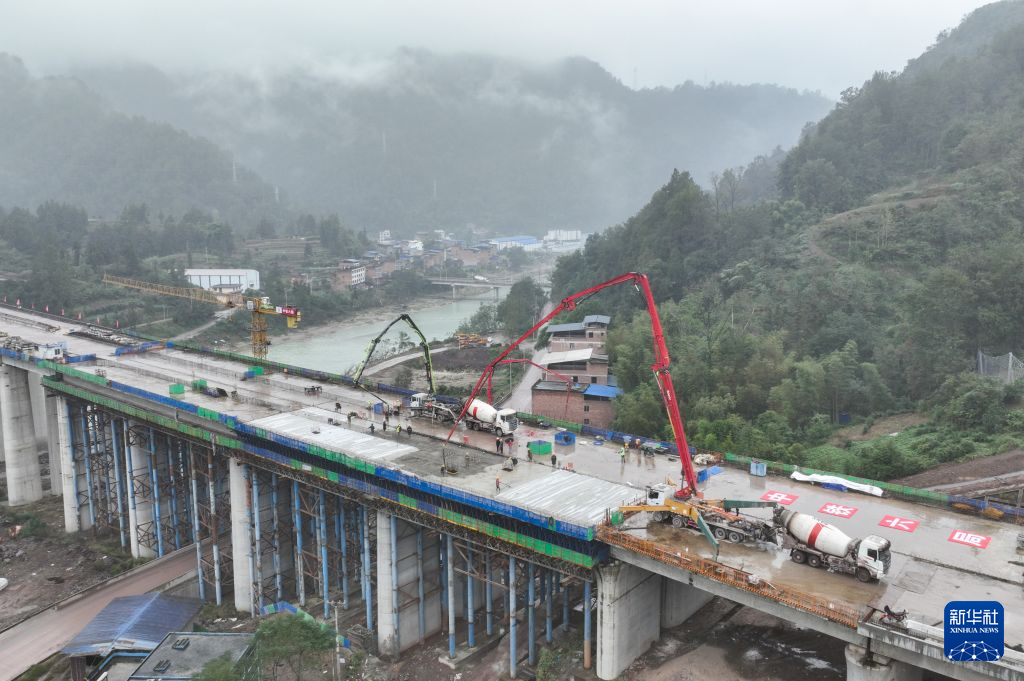 西渝高铁樊哙站2号六线特大桥顺利合龙