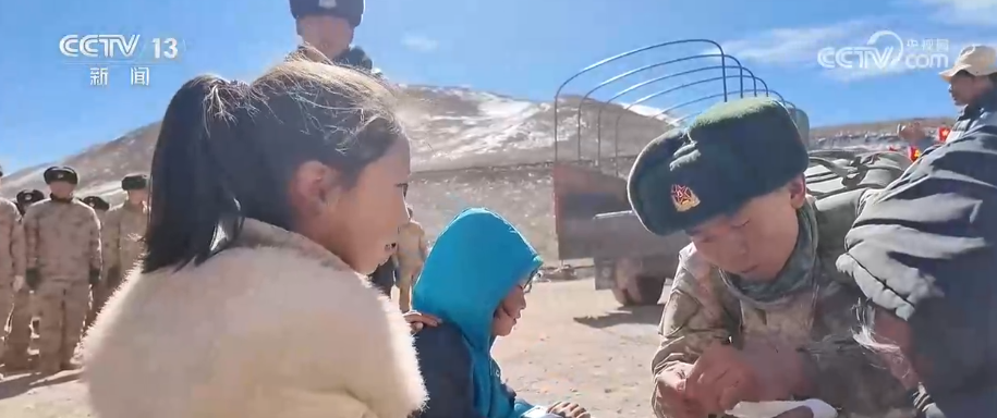 西藏7.0级地震 | 童心视角下子弟兵坚守的模样